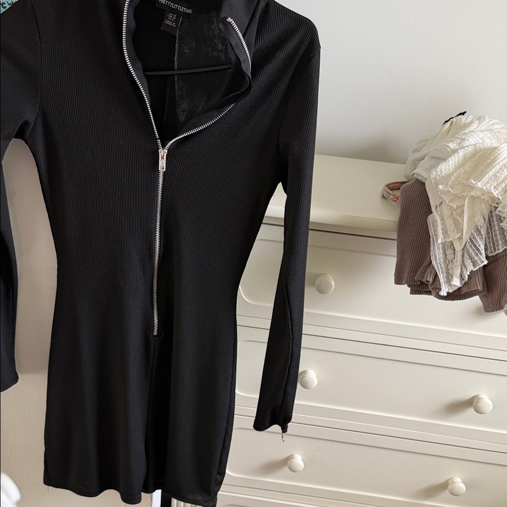 PrettyLittleThing Black Ribbed Zip-Up Top